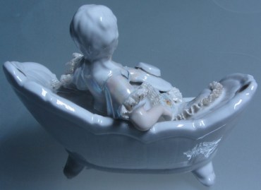 figura porcelana mujer sentada (3)